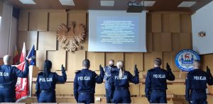 Młodzi funkcjonariusze wypowiadają rotę ślubowania przed Komendantem Miejskim Policji w Jeleniej Górze