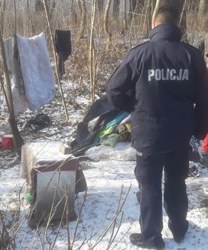 Jeleniogórscy policjanci sprawdzają miejsca, gdzie mogą przebywać osoby bezdomne