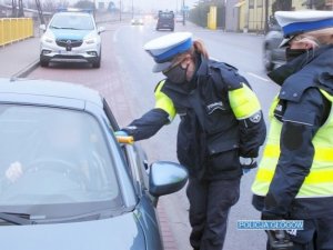 Nietrzeźwy kierujący w rękach policjantów.