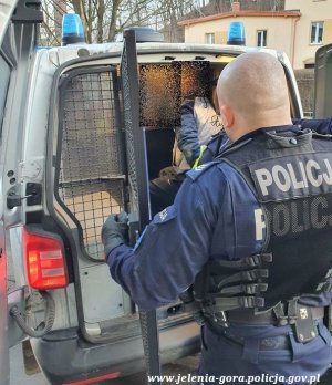 Mężczyzna podejrzany o kradzież pojazdu zatrzymany przez jeleniogórskich policjantów.