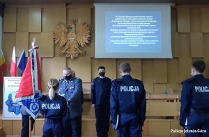 Komendant Miejski Policji w Jeleniej Górze -insp. Leszek Zagórski wręcza akty ślubowania