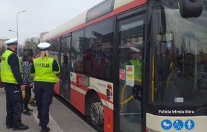 Policjanci jeleniogórskiej drogówki w trakcie sprawdzania czy mieszkańcy stosują się do obowiązku zakrywania ust i nosa