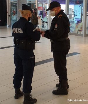 Jeleniogórscy policjanci wspólnie z innymi służbami w walce z pandemią.