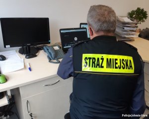 Strażnik miejski rozmawia z uczniami