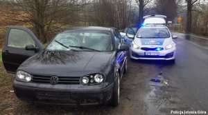 VW Golf i policyjny radiowóz