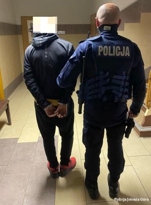 Jeleniogórscy policjanci prowadzą mężczyznę podejrzanego o groźby i znieważenie ratowników