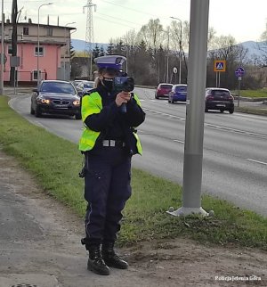 Policjantka jeleniogórskiej drogówki w trakcie akcji prędkość