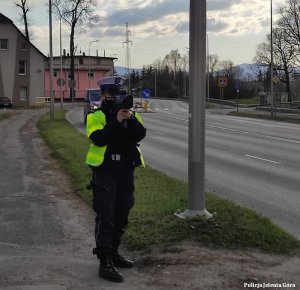 Policjantka jeleniogórskiej drogówki w trakcie akcji prędkość