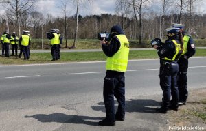 Policjanci doskonalą swoje umiejętności w posługiwaniu się ręcznymi miernikami prędkości