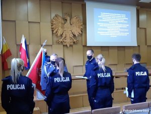 Uroczyste ślubowanie młodych policjantów.