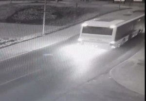 Jeleniogórscy policjanci interweniowali, gdy zobaczyli ogień wydobywający się spod autobusu.