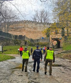 Policjant z Komisariatu II Policji w Jeleniej Górze w trakcie wspólnego patrolu ze Strażnikami KPN