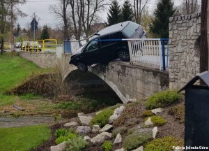 Jeleniogórski policjant w czasie wolnym od służby nie dopuścił, aby kierowca wraz z autem wpadł do rzeki.