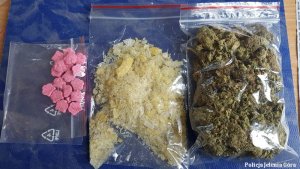 Narkotyki zabezpieczone przez policjantów marihuana, amfetamina, mdma