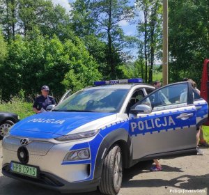 Jeleniogórscy policjanci na festynie w Karpnikach w ramach akcji „Bezpieczne wakacje”.