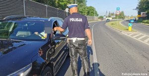 Policjant jeleniogórskiej drogówki w trakcie pracy