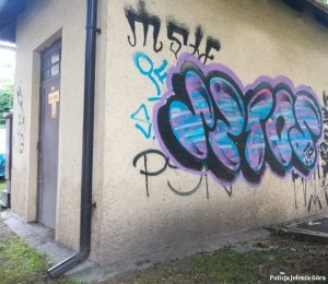 Graffiti pozostawione na elewacji budynku z podpisem SZTOS