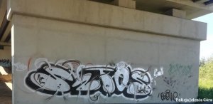 Graffiti pozostawione na elewacjach, wiadukcie przez zatrzymanego mężczyznę