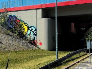 Graffiti pozostawione na elewacjach, wiadukcie przez zatrzymanego mężczyznę