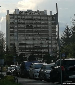 Graffiti pozostawione na elewacjach, wiadukcie przez zatrzymanego mężczyznę