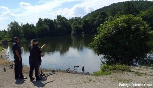 Jeleniogórscy policjanci sprawdzają dzikie kąpieliska w ramach kampanii „Kręci mnie bezpieczeństwo nad wodą”.