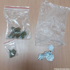 Marihuana i amfetamin zabezpieczone przez policjantów