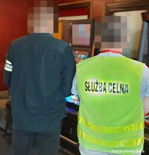 Jeleniogórscy policjanci wspólnie z funkcjonariuszami DUCS zarekwirowali kolejne nielegalne automaty do gier hazardowych.