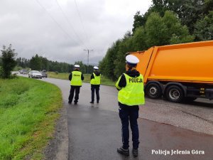 funkcjonariusze podczas akcji z radarem oraz udzielający pierwsza pomoc