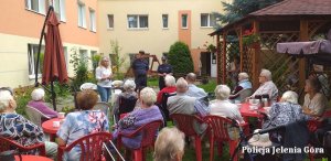 O bezpieczeństwie rozmawiali mundurowi z seniorami w Domu Pomocy Społecznej „Pogodna Jesień”.