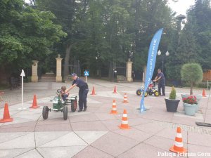 Policjantka podczas wspólnej zabawy w miasteczku ruchu drogowego