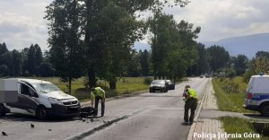 Policjanci pracują na miejscu wypadku