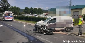 Pojazdy, które wzięły udział w wypadku, pogotowie i policjanci, którzy wykonują czynności.