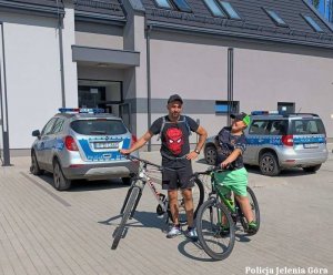 Mieszkańcy Kowar przed Komisariatem Policji po oznakowaniu rowerów