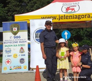 policjanci z dziećmi na festynie