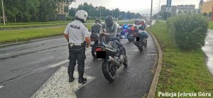 Policjant jeleniogórskiej drogówki w trakcie kontroli motocyklistów