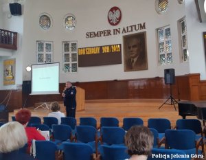 inspektor Leszek Zagórski w trakcie konferencji w I Liceum Ogólnokształcącym w Jeleniej Górze