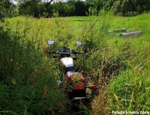 Motocyklista nie zatrzymał się do kontroli, bo nie miał uprawnień.