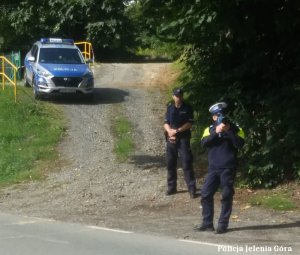 Jeleniogórscy policjanci w trakcie działań na drodze z radarem