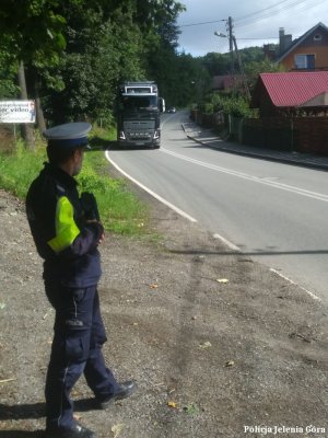 Policjant jeleniogórskiej drogówki w trakcie pracy z radarem