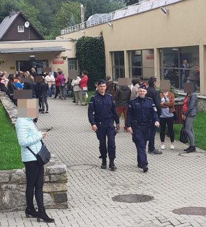 Policjanci na terenie szkoły