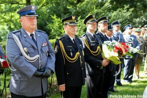 Komendant Miejski Policji oraz przedstawiciele służb mundurowych w trakcie uroczystości