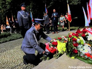 Złożenie kwiatów pod pomnikiem