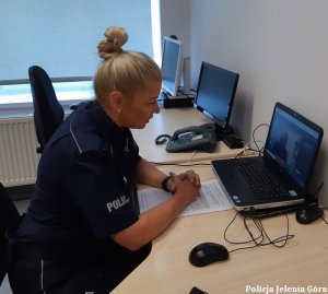 Policjantka w trakcie spotkania on line z seniorami