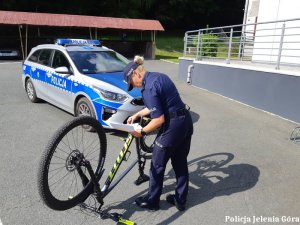 Jeleniogórska policjantka znakuje rower