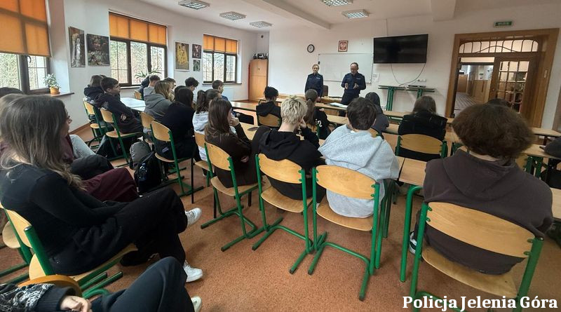 Mundurowi z Jeleniej Góry zachęcają maturzystów do wstąpienia do Policji