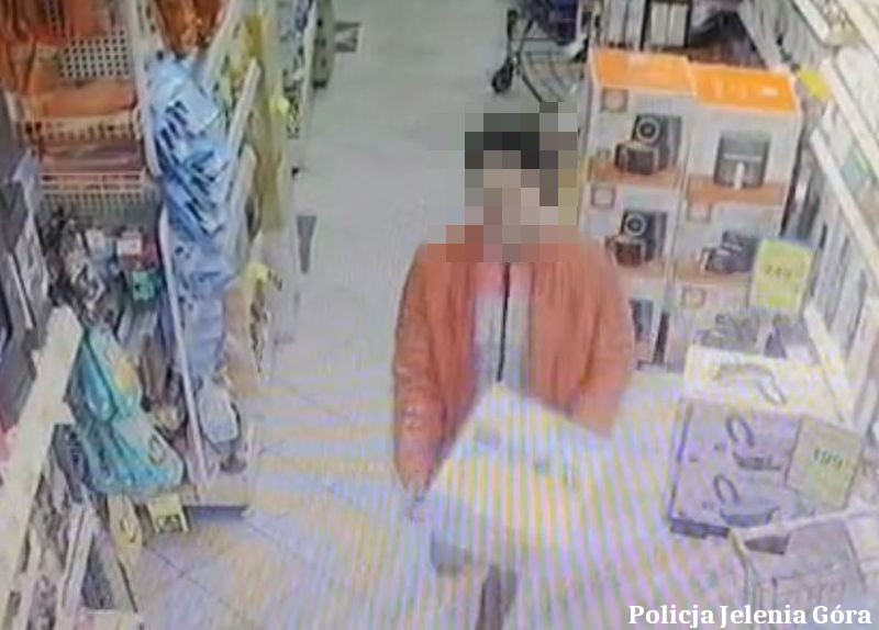 Zatrzymanie kobiety przez policję za kradzieże w sklepie