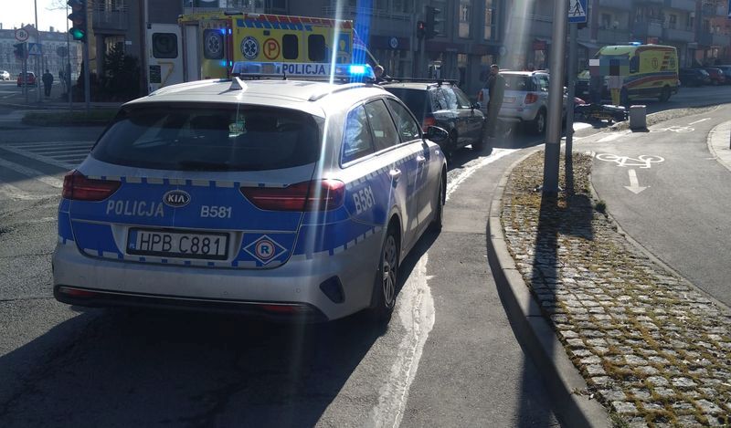 Wypadek pieszej w Jeleniej Górze – problemy w ruchu oraz apel o ostrożność