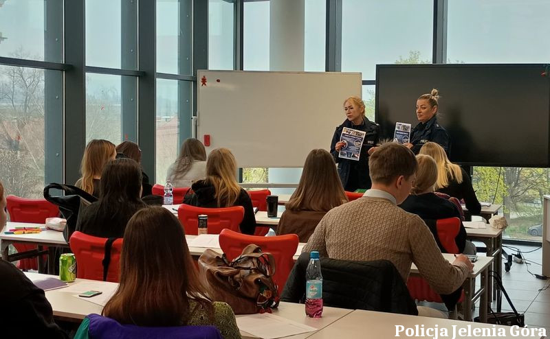 Jeleniogórskie policjantki promują służbę w Policji podczas spotkania z młodzieżą TEB Edukacja