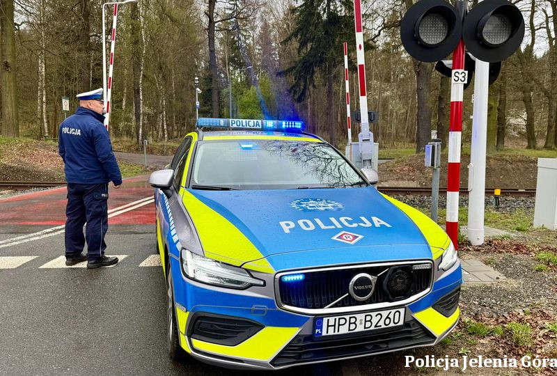 Jeleniogórska drogówka zwiększa nadzór nad bezpieczeństwem na przejazdach kolejowych