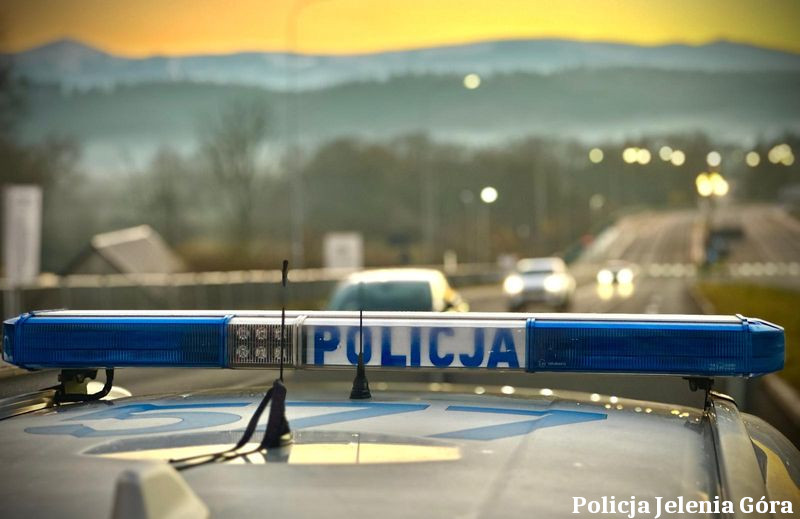 Apel jeleniogórskich policjantów o rozwagę na drogach w weekend